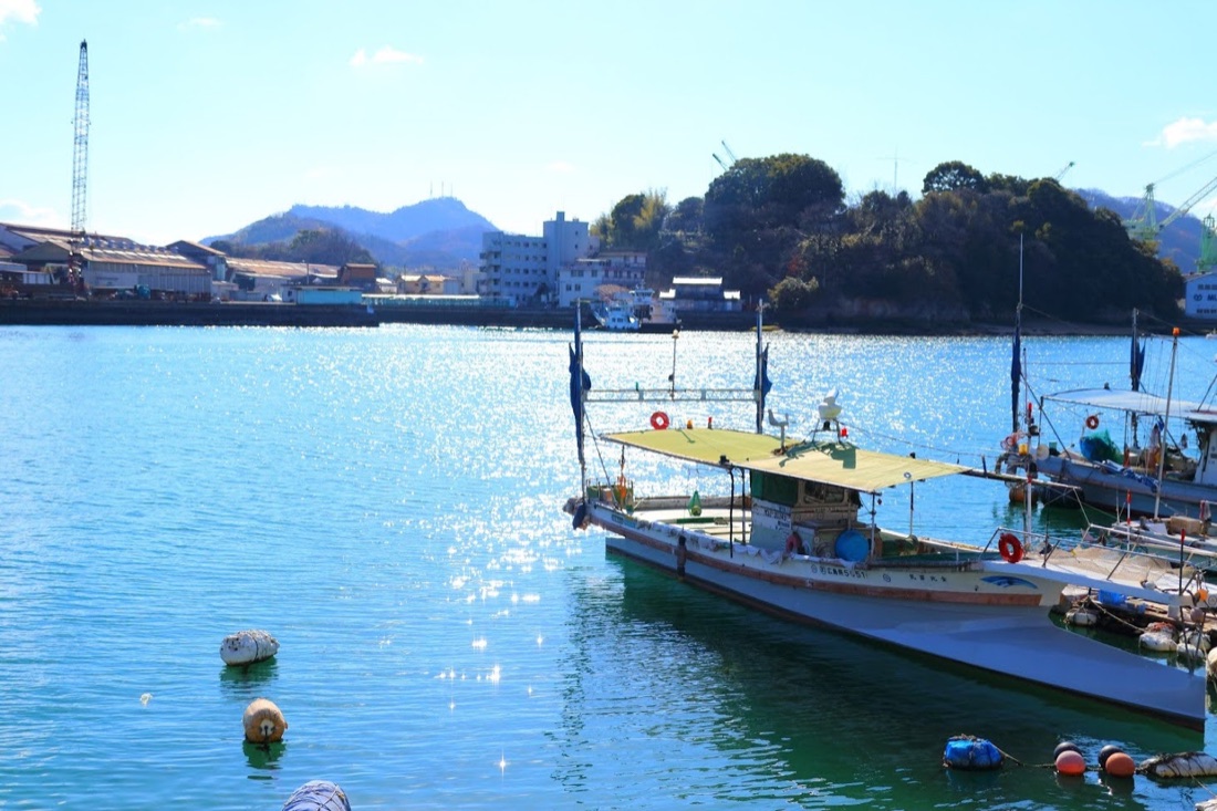 尾道の明るい海と船