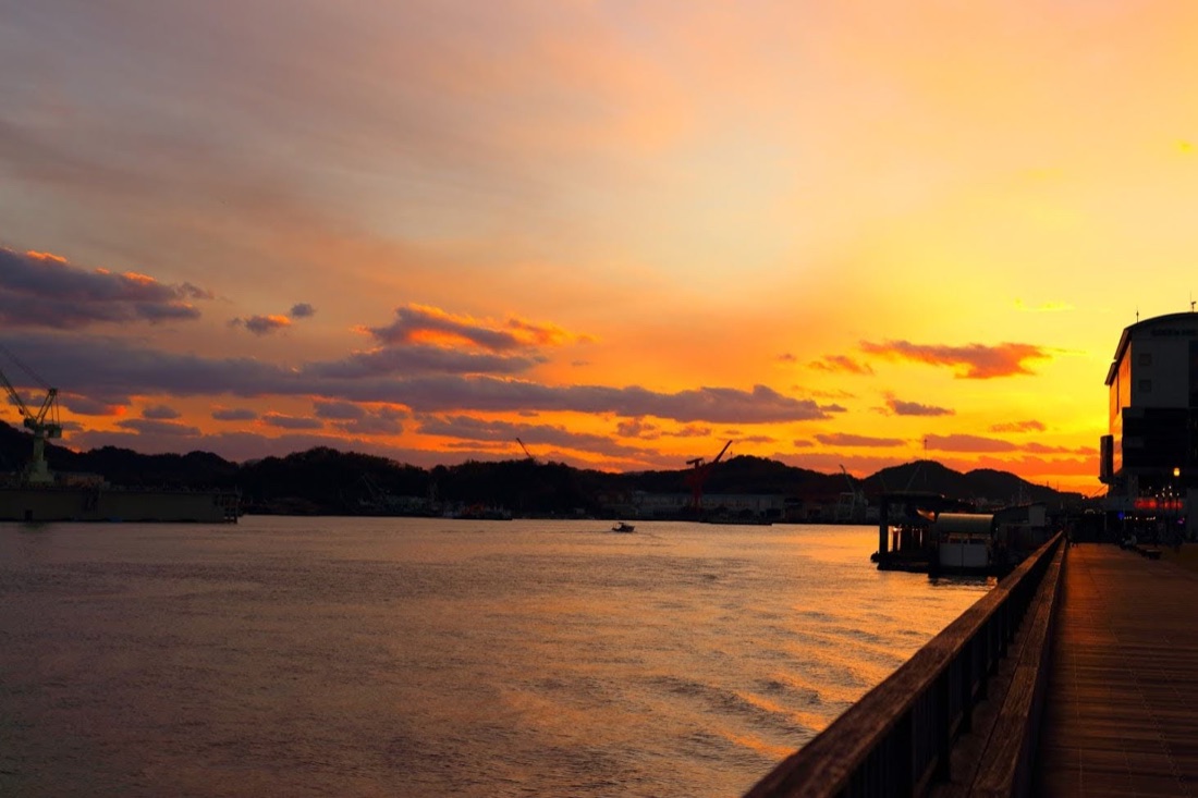 尾道の海沿いの夕景